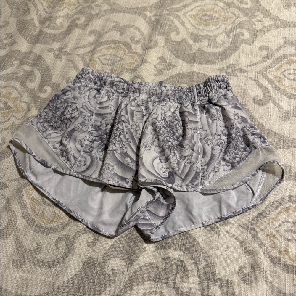 Lululemon Hotty Hot II Ditsy Daisy 2.5” Inseam Shorts 8